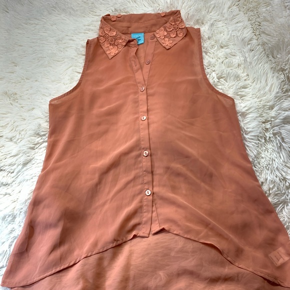 Beautiful polyester tank button up . - Picture 6 of 8